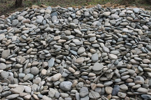 Kamenclub.ru: Галька речная плоская (ассорти) фр. 100-200-300 мм. купить  в Петрозаводске галька плоская разноцветная серый белый темно-серый синий речная галька ландшафтная 8000 руб/т   фото КАМЕНЬ КЛУБ