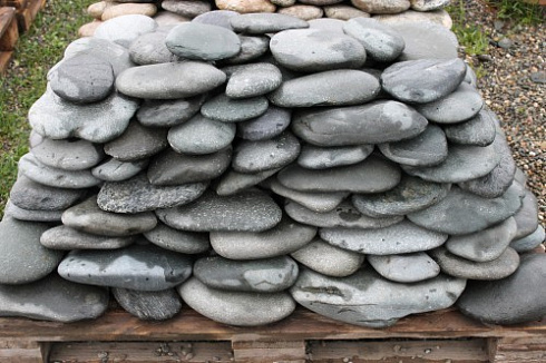 Kamenclub.ru: Галька речная плоская (темно-серая) фр. 100-200-300 мм. купить  в Петрозаводске галька речная плоская темно-серый, серый, синий речной галечник плоский 9000 руб/т   фото КАМЕНЬ КЛУБ