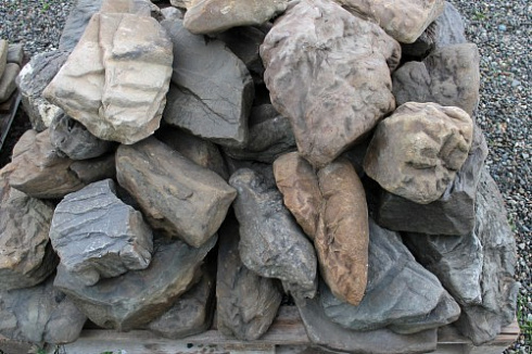 Kamenclub.ru: Песчаник декоративный ландшафтный (фр. 300-500 мм)  купить в Петрозаводске песчаник желтый рыжий серый зеленый валун речной окатанный природный песчаника 4 500 руб/т   фото КАМЕНЬ КЛУБ