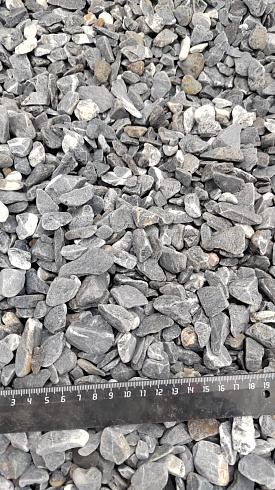 Kamenclub.ru: Щебень галтованный черный (мрамор) фр.10-20 мм.  купить в Петрозаводске мрамор черный с белыми прожилками, черный, белый окатанный округлый ландшафтный декоративный щебень 15000 руб/т   фото КАМЕНЬ КЛУБ