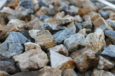 Kamenclub.ru: Мраморная крошка (щебень крошка медовый) фр. 20-40 мм.  купить в Петрозаводске мрамор бежевый рыжий желтый ландшафтная мраморная крошка 12000 руб/т   фото КАМЕНЬ КЛУБ