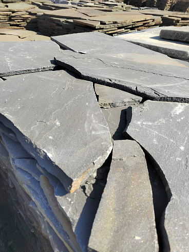 Kamenclub.ru: Песчаник пластушка светло-серый (3,0 см)  купить в Петрозаводске песчаник светло-серый, серый песчаник рваный ландшафтный колотый 13800 руб/м3   фото КАМЕНЬ КЛУБ