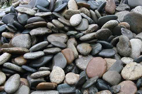 Kamenclub.ru: Галька речная плоская (ассорти) фр. 100-200-300 мм купить  в Петрозаводске галька галечник природный серый, белый темно-серый синий рыжий светло-серый природная галька плоская крупная 8000 руб/т   фото КАМЕНЬ КЛУБ