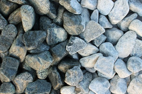 Kamenclub.ru: Щебень галтованный зеленый (змеевик) фр. 50-100 мм.  купить в Петрозаводске галтовка мраморная зеленый, салатовый мрамор 12 500 руб/т   фото КАМЕНЬ КЛУБ