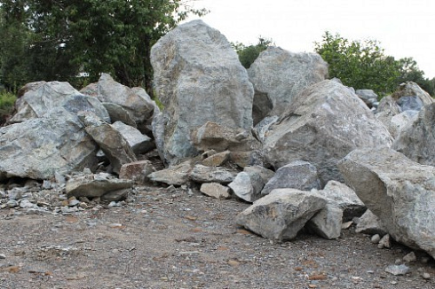 Kamenclub.ru: Змеевик скальник фр. 500-1500 мм.  купить в Петрозаводске змеевик зеленый серый черный глыба скальная колотая 7500 руб/т   фото КАМЕНЬ КЛУБ