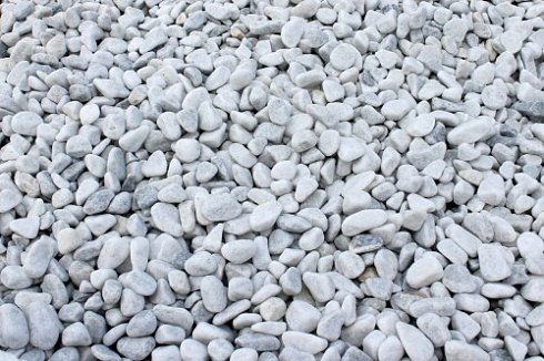 Kamenclub.ru: Щебень галтованный белый (мрамор) фр.5-10 мм.  купить в Петрозаводске мрамор белый, айвори, молочный каменная мраморная декоративная ландшафтная крошка 17000 руб/т   фото КАМЕНЬ КЛУБ