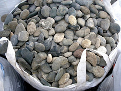 Kamenclub.ru: Галька речная плоская (ассорти) фр. 100-200-300 мм. купить в Петрозаводске галька плоская разноцветная серый белый темно-серый синий речная галька ландшафтная 8000 руб/т   фото КАМЕНЬ КЛУБ