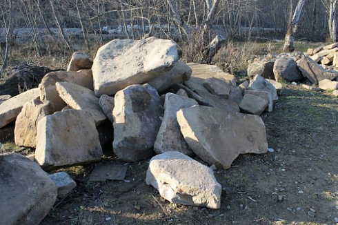 Kamenclub.ru: Песчаник плиты - плахи - пошаговые дорожки (фр. 70-150 мм)  купить в Петрозаводске песчаник серый бежевый желтый зеленый колотый песчаник строительный 6500 руб/т   фото КАМЕНЬ КЛУБ