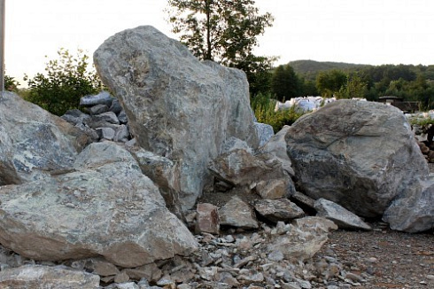 Kamenclub.ru: Змеевик скальник фр. 500-1500 мм.  купить в Петрозаводске змеевик зеленый серый черный глыба скальная колотая 7500 руб/т   фото КАМЕНЬ КЛУБ