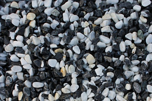 Kamenclub.ru: Мраморная крошка (щебень галтованный микс:белый-черный) фр.10-20 мм.  купить в Петрозаводске мрамор белый, черный окатанные округлые декоративные ландшафтные камни щебня 15500 руб/т   фото КАМЕНЬ КЛУБ