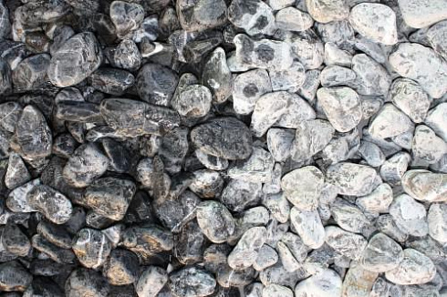 Kamenclub.ru: Щебень галтованный черный (мрамор) фр.20-40 мм.  купить в Петрозаводске мрамор черный с белыми прожилками мрамор окатанный округлый 15000 руб/т   фото КАМЕНЬ КЛУБ