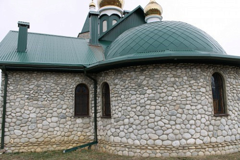 Kamenclub.ru: Галька речная плоская (бело-серая) фр. 100-200-300 мм. купить  в Петрозаводске галька речная плоская серый, белый, бело-серый, серо-белый речная галька плоская  9000 руб/т   фото КАМЕНЬ КЛУБ