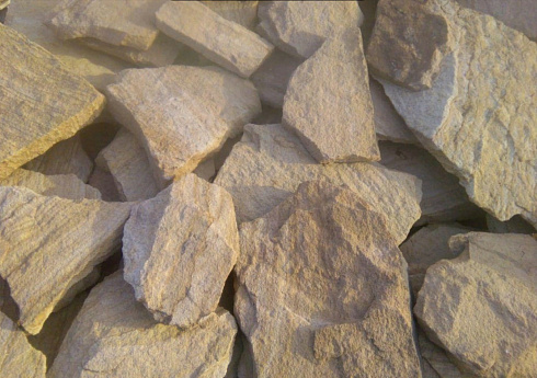 Kamenclub.ru: Песчаник пластушка "фонтанка" желтая (3,0 - 5,0 см)  купить в Петрозаводске песчаник желтая, рыжий, желтый песчаник колотый рваный со сколом облицовочный 16200 руб/м3   фото КАМЕНЬ КЛУБ