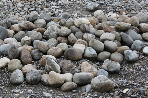 Kamenclub.ru: Речной валун (Ассорти) фр.100-300 мм.  купить в Петрозаводске галечник серый, темно-серый, светло-серый речная галька крупных размеров 4200 руб/т   фото КАМЕНЬ КЛУБ