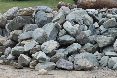 Kamenclub.ru: Гранит скальник (серо-зеленый) фр. 100-500 мм.  купить в Петрозаводске гранит зеленый, серый, салатовый крупный ландшафтный валун 6 000 руб/т   фото КАМЕНЬ КЛУБ