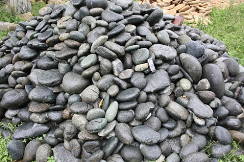 Kamenclub.ru: Темно-серый валунчик фр.100-300 мм.  купить в Петрозаводске крупный природный камень серый, темно-серый, светло-серый речная галька большого размера окатанная 4500 руб/т   фото КАМЕНЬ КЛУБ