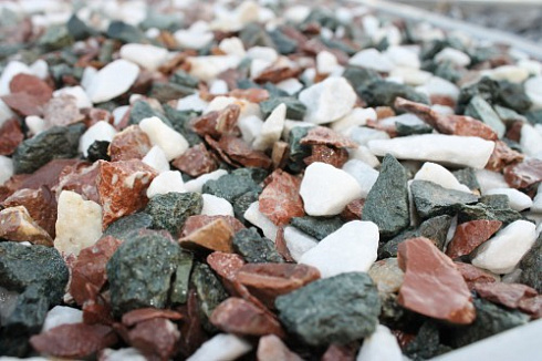 Kamenclub.ru: Мраморная крошка (щебень крошка микс: белый-зеленый-розовый) фр. 10-20 мм.  купить в Петрозаводске мрамор белый, зеленый, розовый декоративный ландшафтный колотый щебень 12000 руб/т   фото КАМЕНЬ КЛУБ