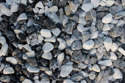 Kamenclub.ru: Мраморная крошка (щебень галтованный микс:: белый-черный) фр.20-40 мм  купить в Петрозаводске мрамор белый, черный мраморный галтованный щебень 15500 руб/т   фото КАМЕНЬ КЛУБ