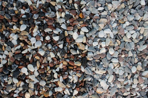 Kamenclub.ru: Мраморная крошка (щебень галтованный микс:белый-черный-розовый-медовый) фр.10-20 мм.  купить в Петрозаводске мрамор белый, медовый, черный, розовый мраморный декоративный ландшафтный окатанный округлый галтованный щебень 15500 руб/т   фото КАМЕНЬ КЛУБ