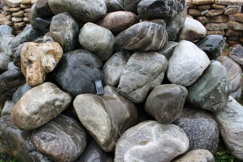 Kamenclub.ru: Речной валун Кабанчик фр.300-500 мм.  купить в Петрозаводске крупный природный камень галька серый, темно-серый речной валун галечник масштабный 7000 руб/т   фото КАМЕНЬ КЛУБ