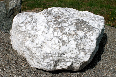 Kamenclub.ru: Мраморизированный известняк фр.500-1500 мм.  купить в Петрозаводске    10000 руб/т   фото КАМЕНЬ КЛУБ