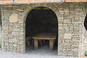 Kamenclub.ru: Песчаник для строительства и кладки блочный (фр 100-200 мм)  купить в Петрозаводске песчаник бежевый серый рыжий валун мелкий для строительства песчаник 6500 руб/т   фото КАМЕНЬ КЛУБ