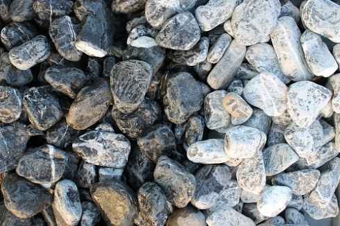 Kamenclub.ru: Щебень галтованный черный (мрамор) фр. 50-100 мм.  купить в Петрозаводске мрамор черный с белыми прожилками щебень ландшафтный мраморный 15000 руб/т   фото КАМЕНЬ КЛУБ