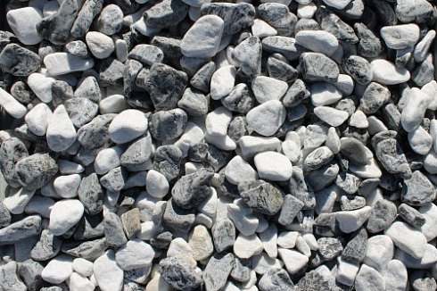 Kamenclub.ru: Мраморная крошка (щебень галтованный микс:: белый-черный) фр.20-40 мм  купить в Петрозаводске мрамор белый, черный мраморный галтованный щебень 15500 руб/т   фото КАМЕНЬ КЛУБ