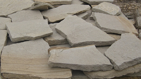 Kamenclub.ru: Песчаник пластушка светло-серый (2,0 см)  купить в Петрозаводске плитняк- ластушка светло-серый, серый рваный ландшафтный плитняк колотый 13800 руб/м3   фото КАМЕНЬ КЛУБ