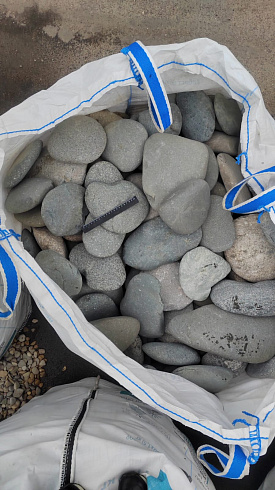 Kamenclub.ru: Галька речная плоская (темно-серая) фр. 70-150 мм. купить  в Петрозаводске галечник природный темно-серый серый синий речная плоская природная окатанная  9000 руб/т   фото КАМЕНЬ КЛУБ