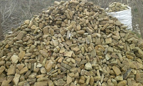 Kamenclub.ru: Песчаник для строительства и кладки блочный (фр 100-200 мм)  купить в Петрозаводске песчаник бежевый серый рыжий валун мелкий для строительства песчаник 6500 руб/т   фото КАМЕНЬ КЛУБ