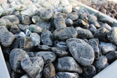 Kamenclub.ru: Щебень галтованный черный (мрамор) фр.20-40 мм.  купить в Петрозаводске мрамор черный с белыми прожилками мрамор окатанный округлый 15000 руб/т   фото КАМЕНЬ КЛУБ