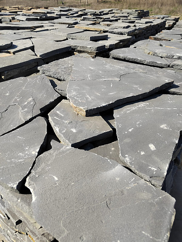 Kamenclub.ru: Песчаник пластушка светло-серый (2,0 см)  купить в Петрозаводске плитняк- ластушка светло-серый, серый рваный ландшафтный плитняк колотый 13800 руб/м3   фото КАМЕНЬ КЛУБ