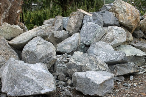 Kamenclub.ru: Змеевик скальник фр. 500-1500 мм.  купить в Петрозаводске змеевик зеленый серый черный глыба скальная колотая 7500 руб/т   фото КАМЕНЬ КЛУБ