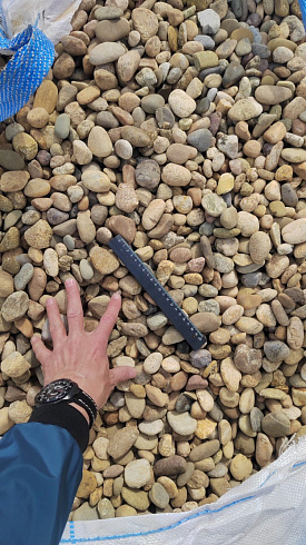 Kamenclub.ru: Галька речная окат рыжая фр. 20-40 мм. купить  в Петрозаводске галька речная окатанная рыжая желтая серая округлая речная галька 5000 руб/т   фото КАМЕНЬ КЛУБ