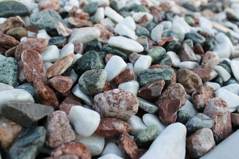 Kamenclub.ru: Мраморная крошка (щебень галтованный микс:белый-зеленый-розовый) фр.20-40 мм.  купить в Петрозаводске мрамор белый, зеленый, розовый мрамор декоративный (галтовка) 15500 руб/т   фото КАМЕНЬ КЛУБ