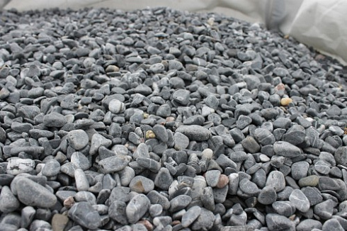 Kamenclub.ru: Щебень галтованный черный (мрамор) фр.10-20 мм.  купить в Петрозаводске мрамор черный с белыми прожилками, черный, белый окатанный округлый ландшафтный декоративный щебень 15000 руб/т   фото КАМЕНЬ КЛУБ