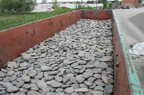 Kamenclub.ru: Галька речная плоская (серо-белая) фр. 70-120 мм. купить  в Петрозаводске галька галечник речной серый, белый окатанная плоская  природная галька 9000 руб/т   фото КАМЕНЬ КЛУБ