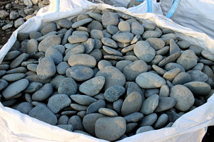 Kamenclub.ru: Галька речная плоская (темно-серая) фр. 100-200-300 мм. купить в Петрозаводске галька речная плоская темно-серый, серый, синий речной галечник плоский 9000 руб/т   фото КАМЕНЬ КЛУБ