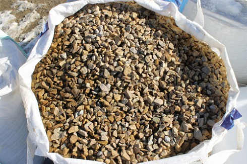 Kamenclub.ru: Щебень крошка желтый (песчаник) фр. 20-40 мм.  купить в Петрозаводске песчаник бежевый рыжий каменная крошка песчаника 9500 руб/т   фото КАМЕНЬ КЛУБ