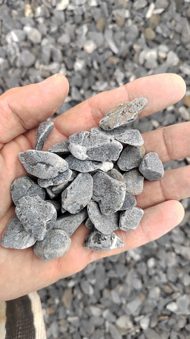 Kamenclub.ru: Щебень галтованный черный (мрамор) фр.10-20 мм.  купить в Петрозаводске мрамор черный с белыми прожилками, черный, белый окатанный округлый ландшафтный декоративный щебень 15000 руб/т   фото КАМЕНЬ КЛУБ