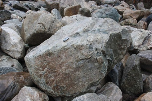 Kamenclub.ru: Гранит скальник (серо-зеленый) фр. 500-1500 мм.  купить в Петрозаводске гранит мрамор  серый зеленый темно-серый глыба скальная колотая ландшафтная 7 500 руб/т   фото КАМЕНЬ КЛУБ