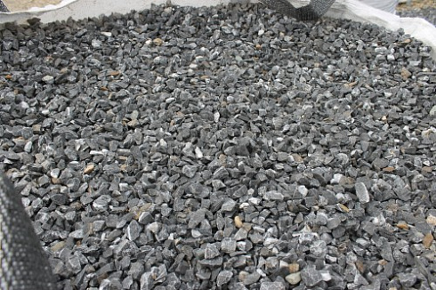 Kamenclub.ru: Щебень крошка черный (мрамор) фр. 10-20 мм.  купить в Петрозаводске мрамор черный с белыми прожилками, черный, белый каменная ландшафтная декоративная крошка щебня 11000 руб/т   фото КАМЕНЬ КЛУБ