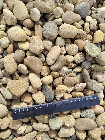 Kamenclub.ru: Галька речная окат рыжая фр. 20-40 мм. купить  в Петрозаводске галька речная окатанная рыжая желтая серая округлая речная галька 5000 руб/т   фото КАМЕНЬ КЛУБ