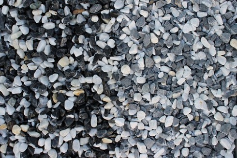 Kamenclub.ru: Мраморная крошка (щебень галтованный микс:белый-черный) фр.10-20 мм.  купить в Петрозаводске мрамор белый, черный окатанные округлые декоративные ландшафтные камни щебня 15500 руб/т   фото КАМЕНЬ КЛУБ