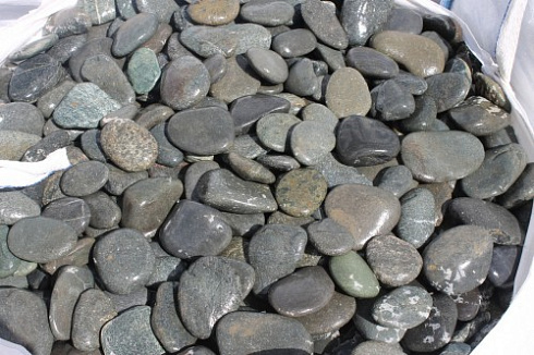 Kamenclub.ru: Галька речная плоская (темно-серая) фр. 100-200-300 мм. купить  в Петрозаводске галька речная плоская темно-серый, серый, синий речной галечник плоский 9000 руб/т   фото КАМЕНЬ КЛУБ