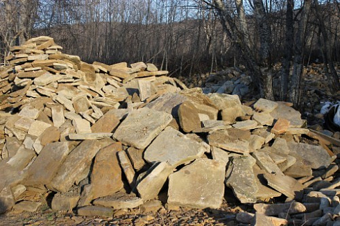 Kamenclub.ru: Песчаник плиты - плахи - пошаговые дорожки (фр. 70-150 мм)  купить в Петрозаводске песчаник серый бежевый желтый зеленый колотый песчаник строительный 6500 руб/т   фото КАМЕНЬ КЛУБ