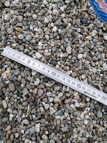 Kamenclub.ru: Галька речная окат (серая) фр.3-5 мм купить  в Петрозаводске галька речная серая бежевый темно-серый окатанный речной камень округлый 9500 руб/т   фото КАМЕНЬ КЛУБ