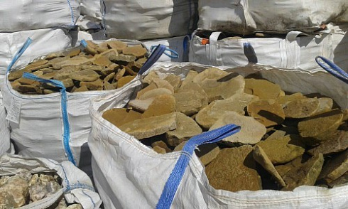 Kamenclub.ru: Песчаник колотый для облицовки (фр. 2-3 см)  купить в Петрозаводске песчаник бежевый серый рыжий песчаник строительный 5000 руб/т   фото КАМЕНЬ КЛУБ