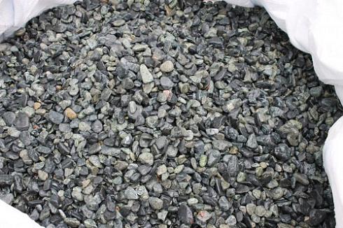 Kamenclub.ru: Щебень галтованный зеленый (змеевик) фр. 20-40 мм.  купить в Петрозаводске мрамор зеленый, салатовый оголтованный щебень мраморный 12500 руб/т   фото КАМЕНЬ КЛУБ